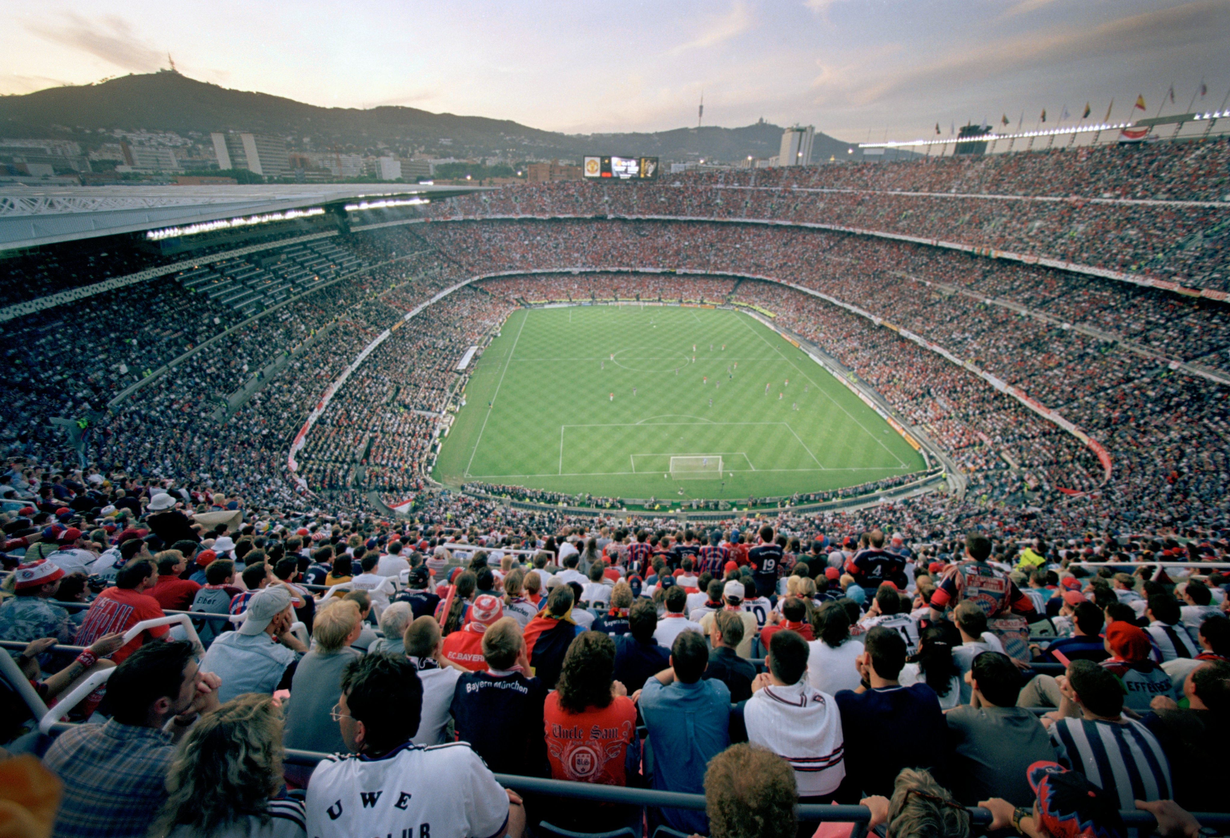 竞技场上波澜起伏的足球比赛场面 竞技场上波澜起伏的足球比赛场面