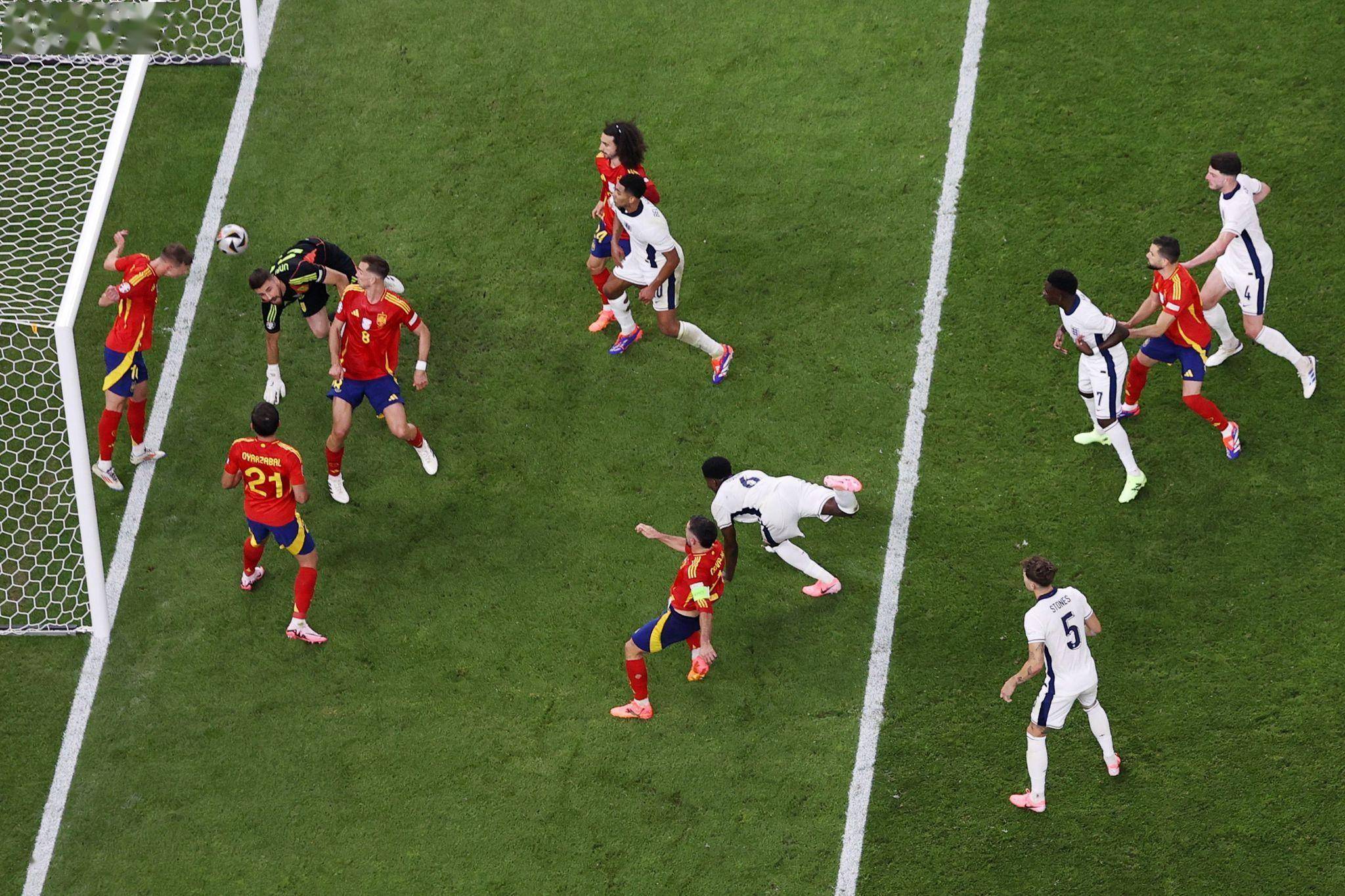 竞技场上波澜起伏的足球比赛场面 竞技场上波澜起伏的足球比赛场面