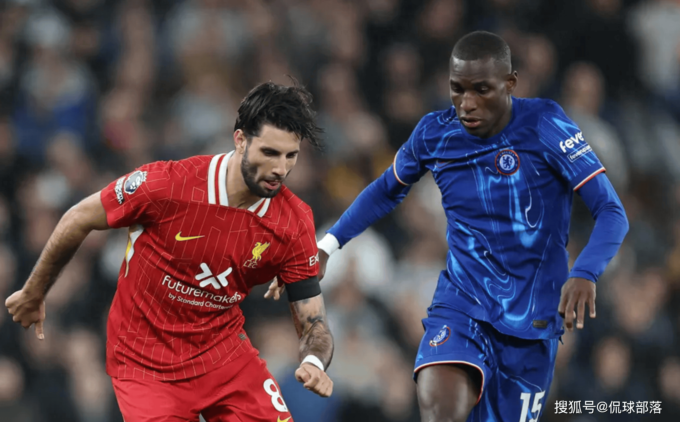 红火足球场上的激战令人目不暇接 红火足球场上的激战令人目不暇接