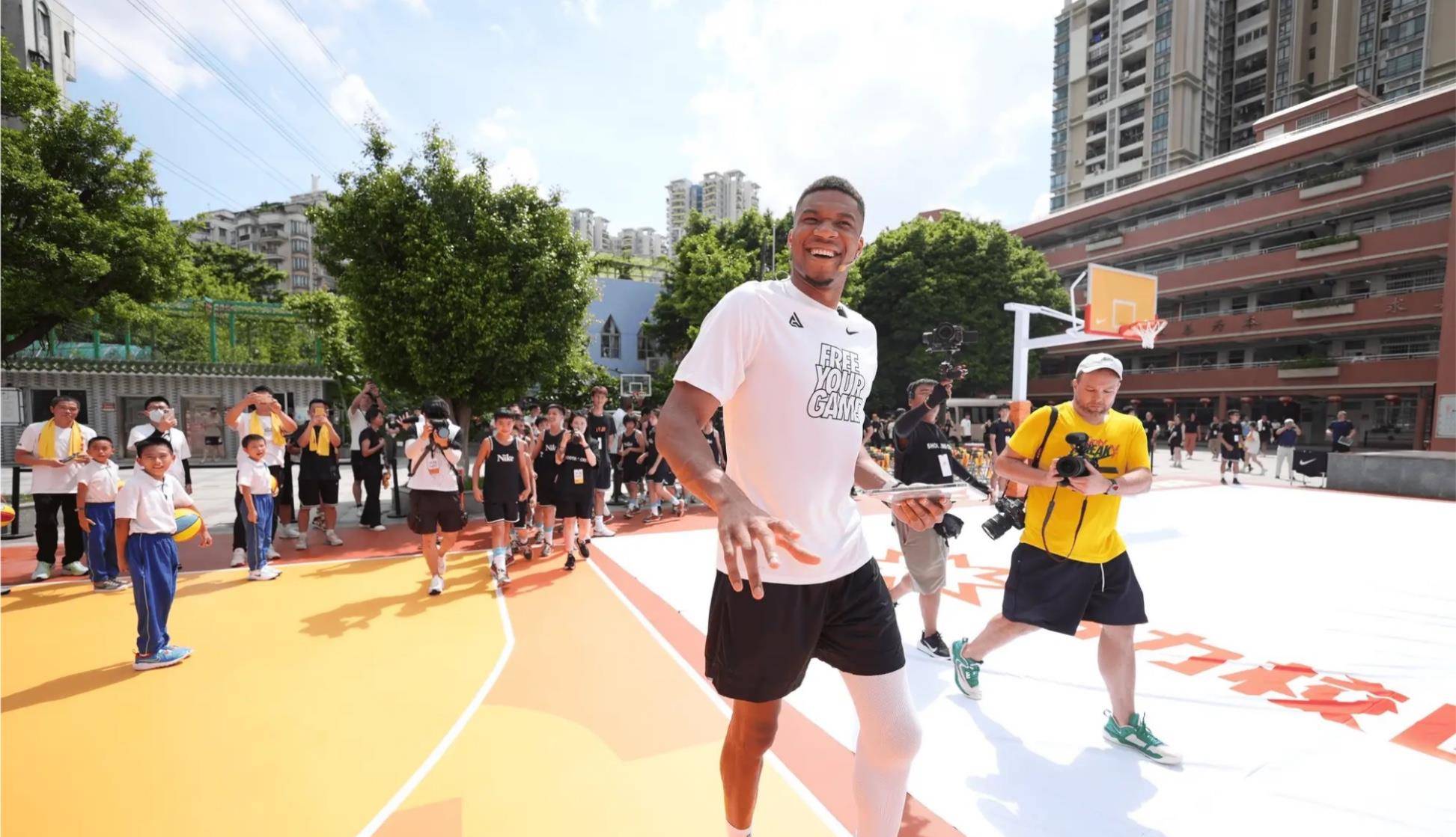 巨星科怀-考辛斯受伤!粉丝呼吁康复 巨星科怀-考辛斯受伤!粉丝呼吁康复