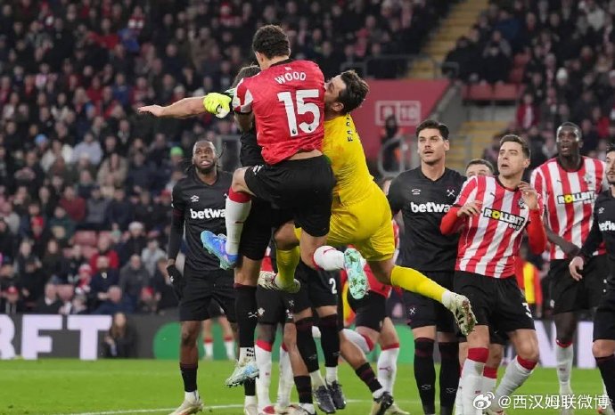 格雷厄姆关键扑救,助球队成功击败对手 格雷厄姆关键扑救,助球队成功击败对手