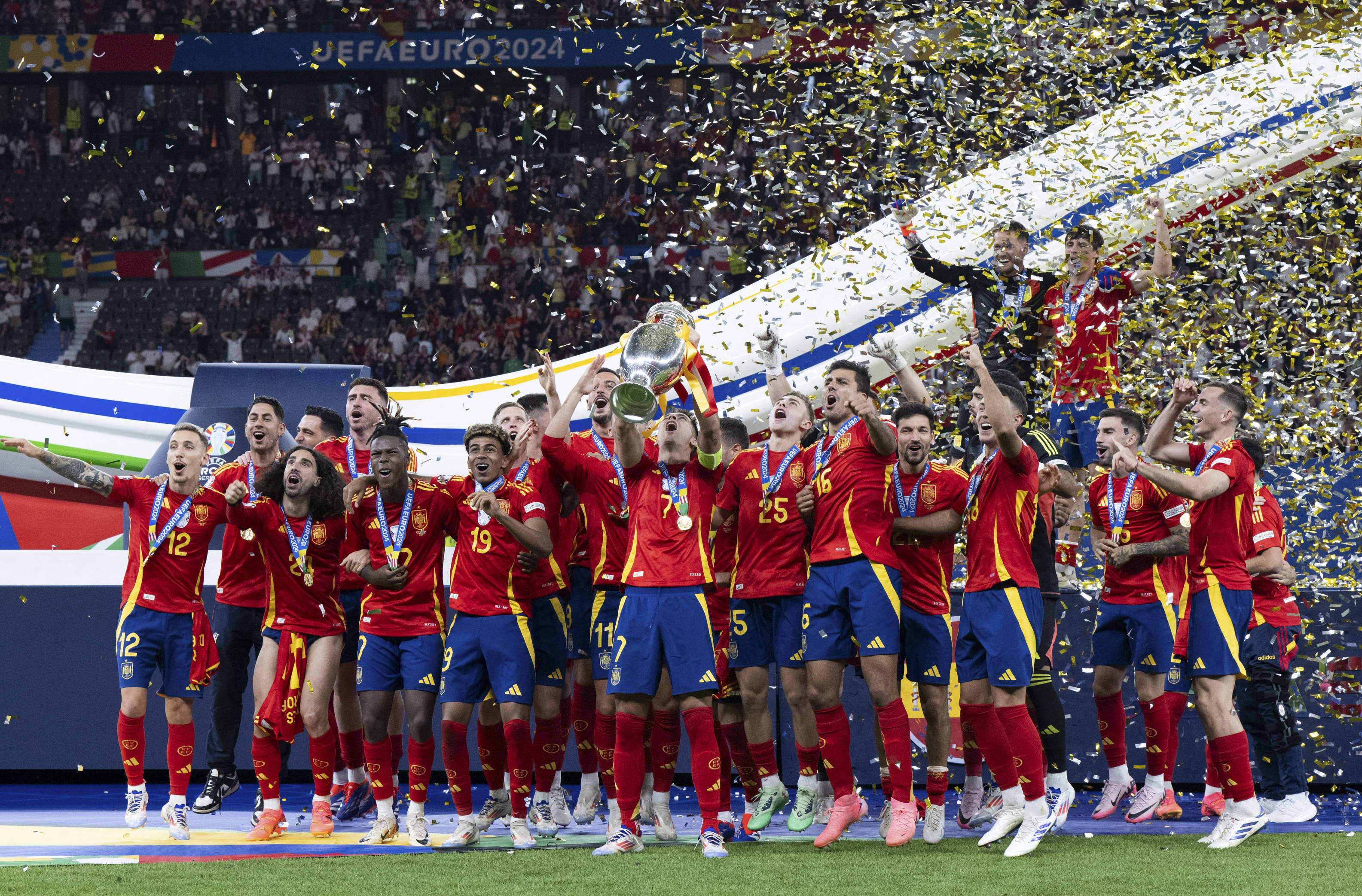 欧洲俱乐部半决赛激烈对决,胜者晋级决赛 欧洲俱乐部半决赛激烈对决,胜者晋级决赛