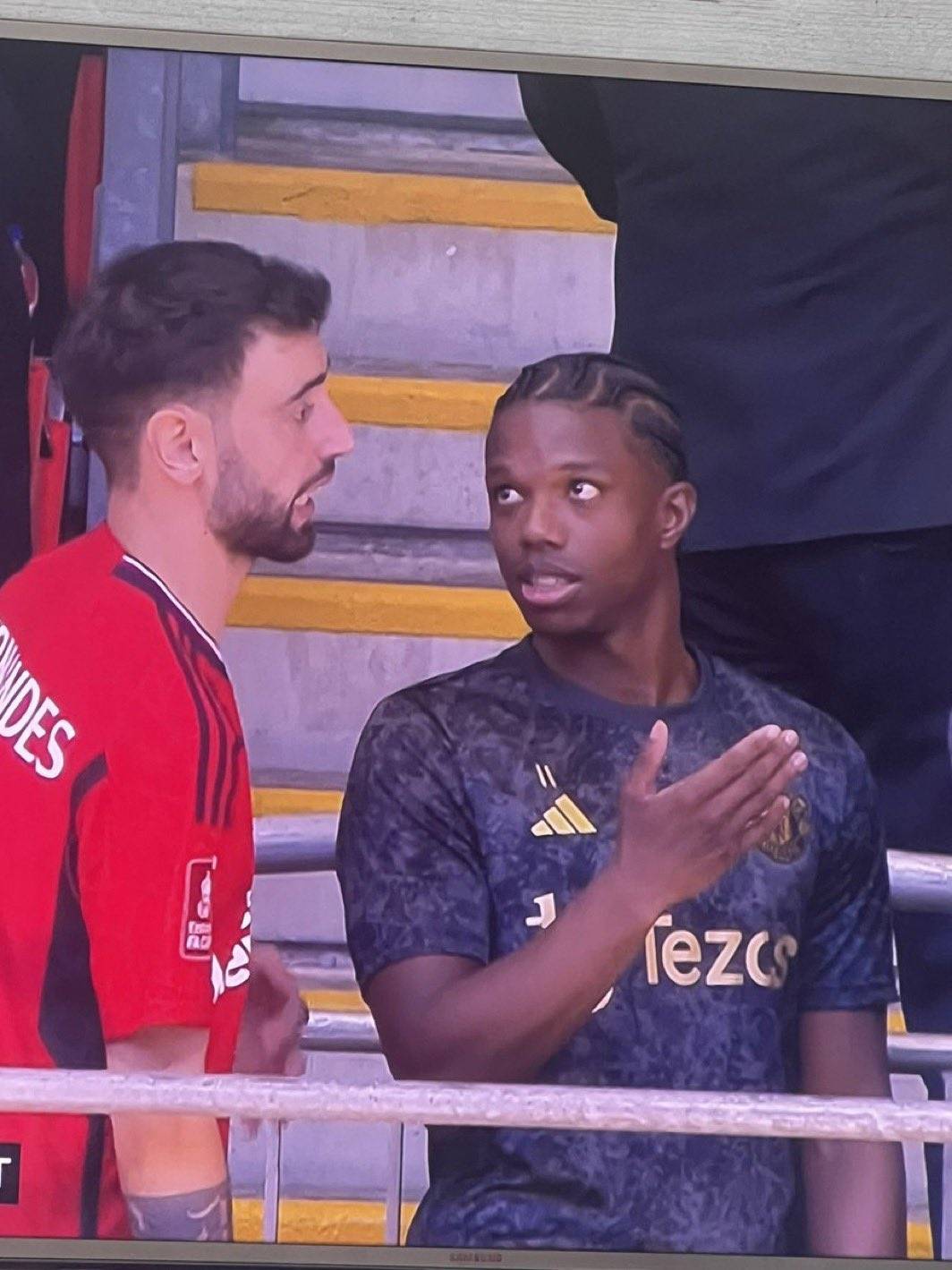 曼联正式宣布萨杜马离队,寻找替代中场球员 曼联正式宣布萨杜马离队,寻找替代中场球员