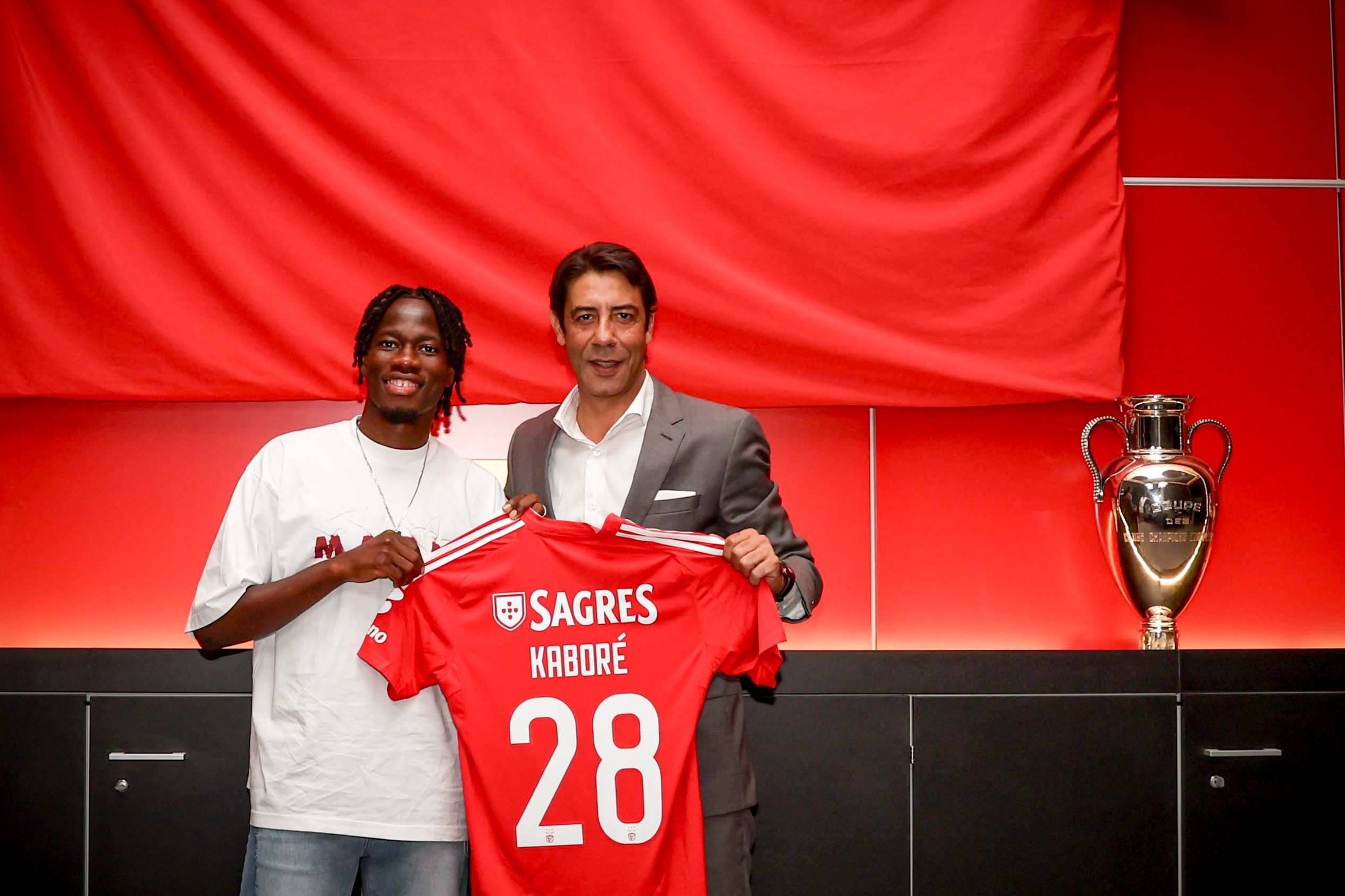 曼联正式宣布萨杜马离队,寻找替代中场球员 曼联正式宣布萨杜马离队,寻找替代中场球员