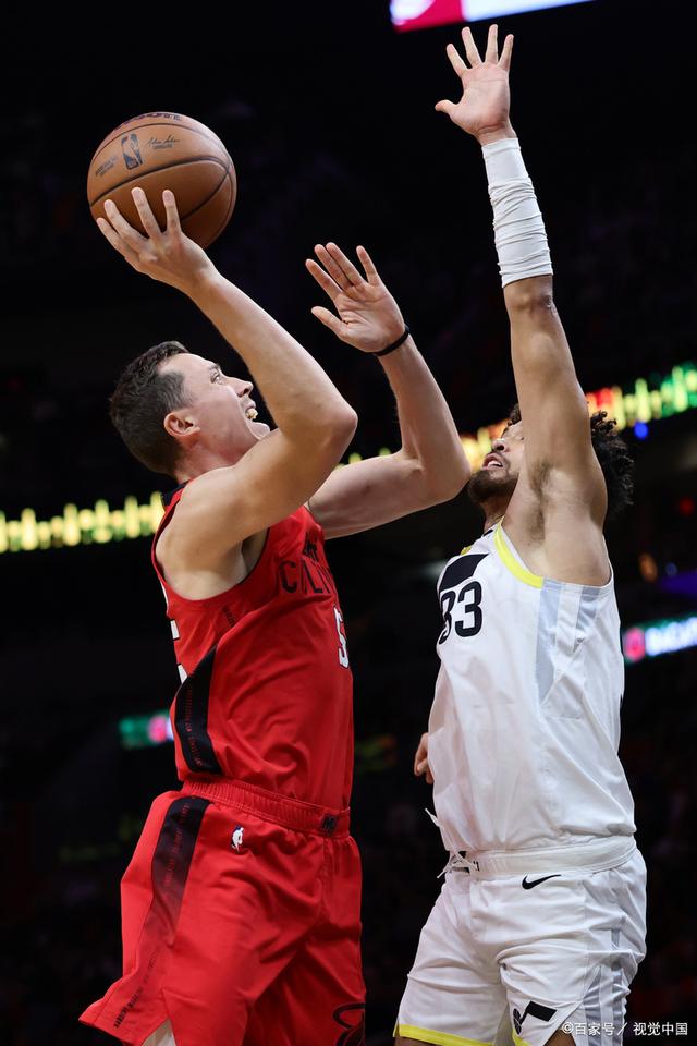 球员全力拼搏,赛场上呈现强强对决 球员全力拼搏,赛场上呈现强强对决