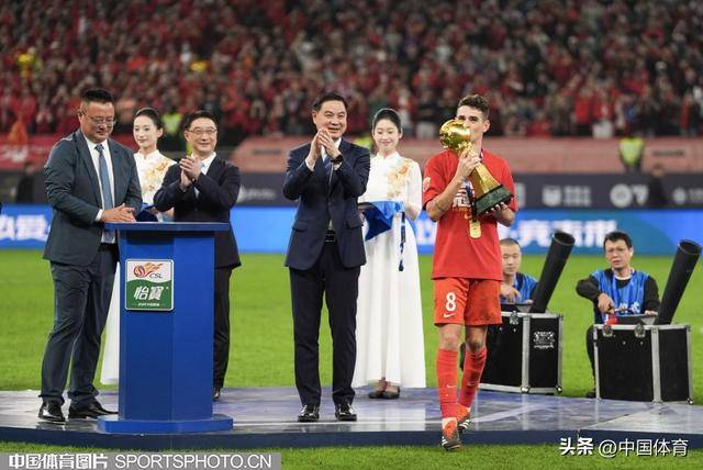 中超球队备战决胜阶段,谁将捧得冠军奖杯? 中超球队备战决胜阶段,谁将捧得冠军奖杯?