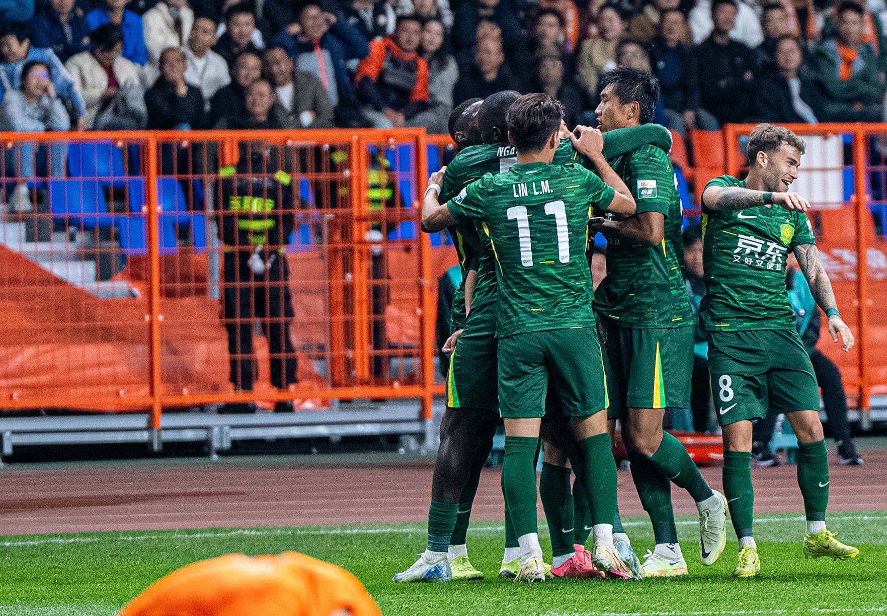 大连一方主场战平北京国安,双方激烈对抗 大连一方主场战平北京国安,双方激烈对抗