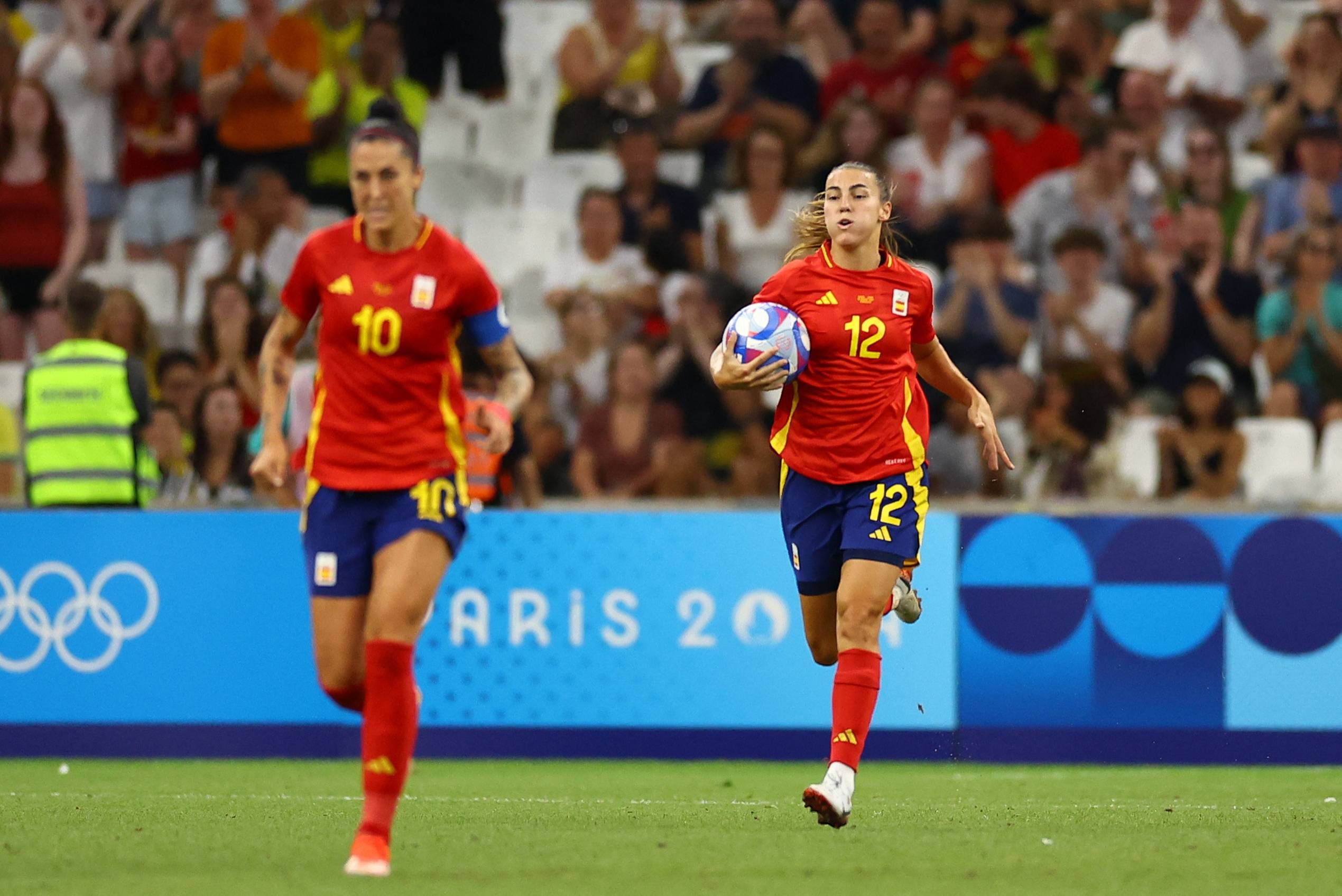 欧预赛比赛:西班牙中场控球稳,领先小组 欧预赛比赛:西班牙中场控球稳,领先小组