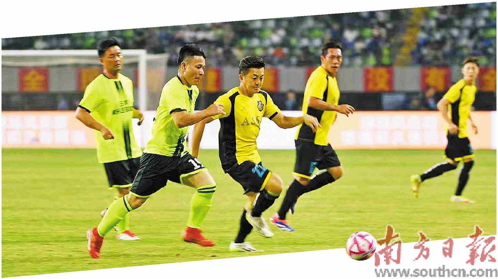 足球比赛场上激情澎湃,球员全力以赴 足球比赛场上激情澎湃,球员全力以赴