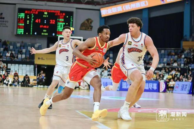 韦斯卡纳雷包揽三连胜,法甲豪取领跑位置 韦斯卡纳雷包揽三连胜,法甲豪取领跑位置