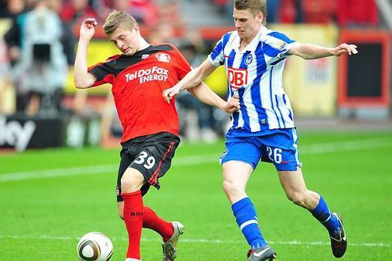 沙尔克04战胜困境，咬牙坚持寻找胜利之路