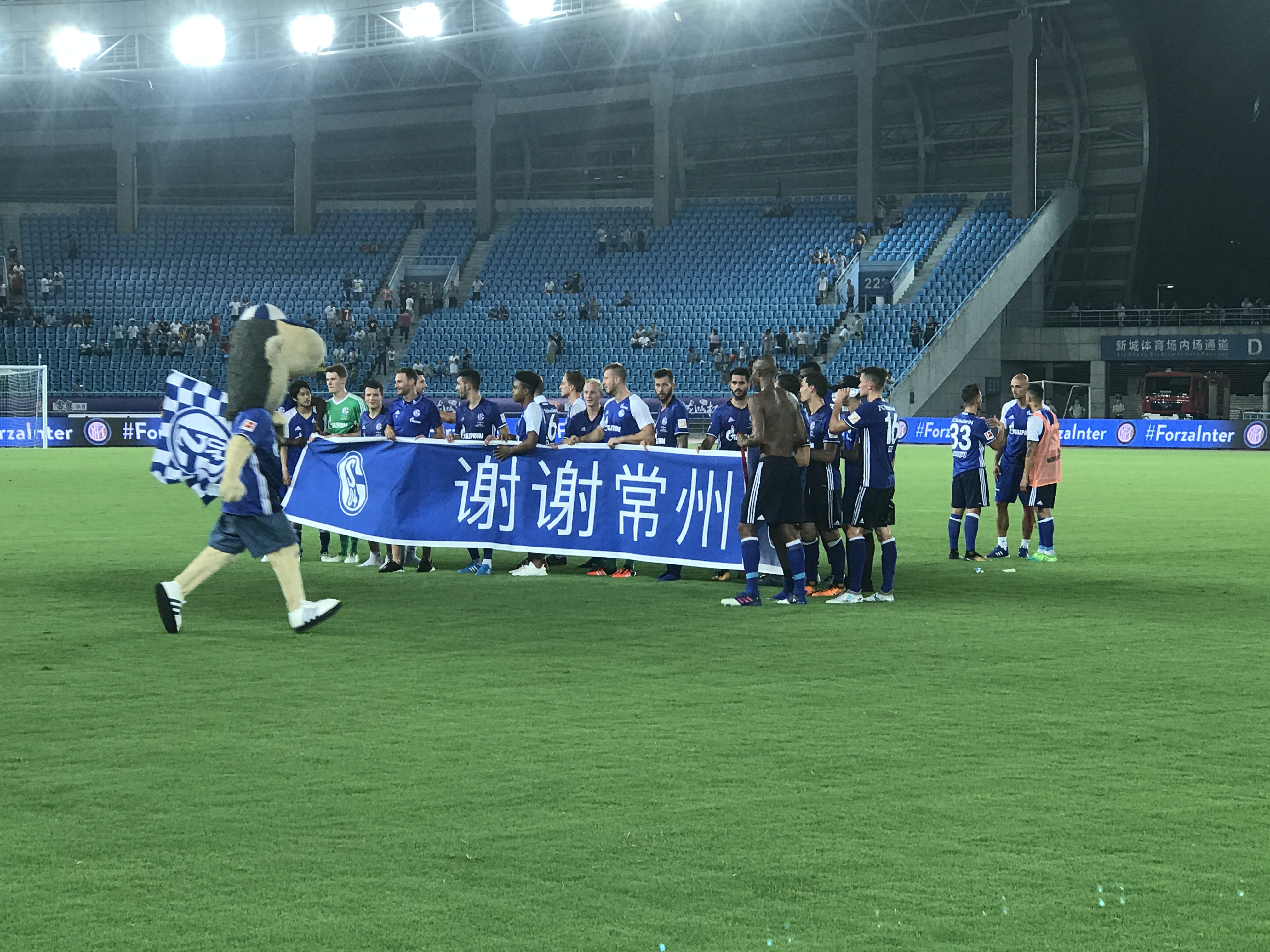 沙尔克04球迷协会举办球迷联谊会,共同狂欢 沙尔克04球迷协会举办球迷联谊会,共同狂欢