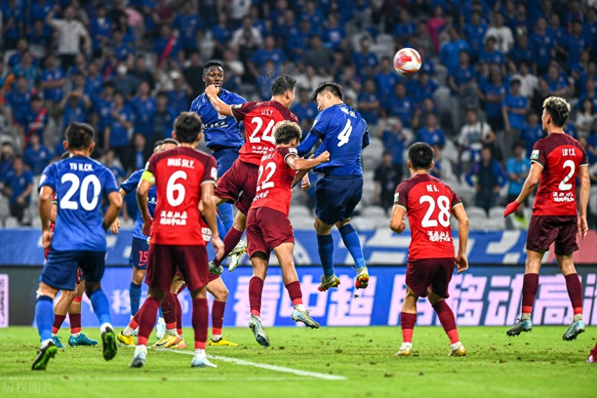 比赛焦灼激烈,球队顽强奋战取胜 比赛焦灼激烈,球队顽强奋战取胜