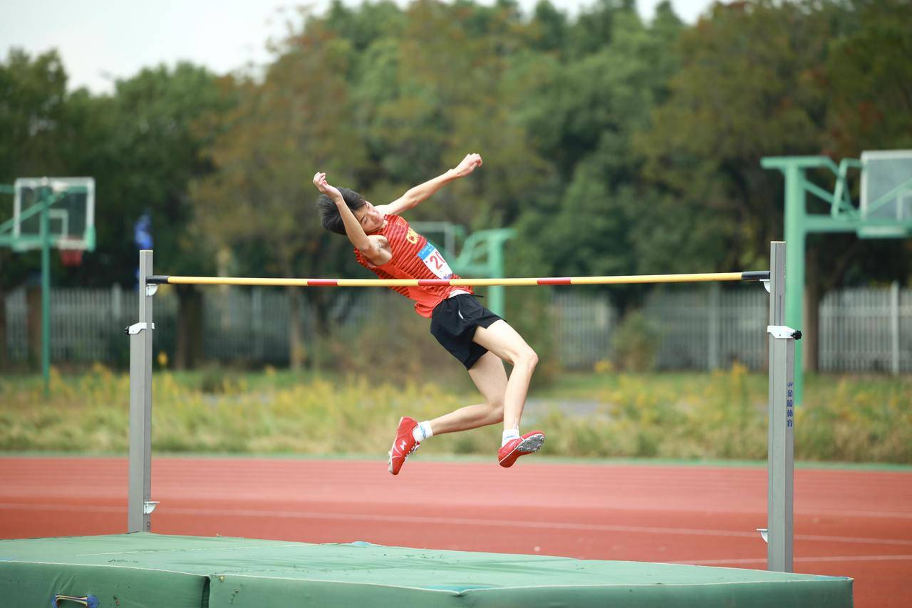 体育赛场竞争激烈,各支队伍奋力拼搏 体育赛场竞争激烈,各支队伍奋力拼搏