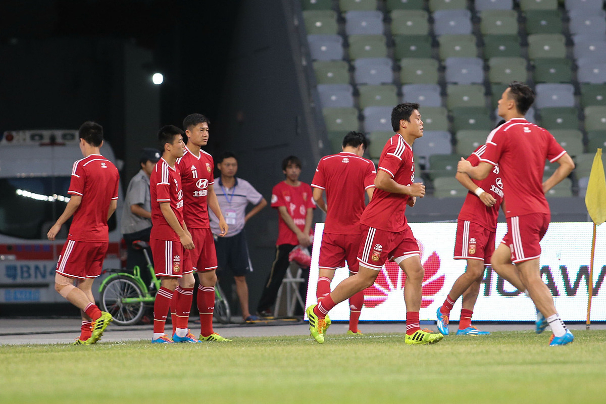 体育赛场竞争激烈,各支队伍奋力拼搏 体育赛场竞争激烈,各支队伍奋力拼搏