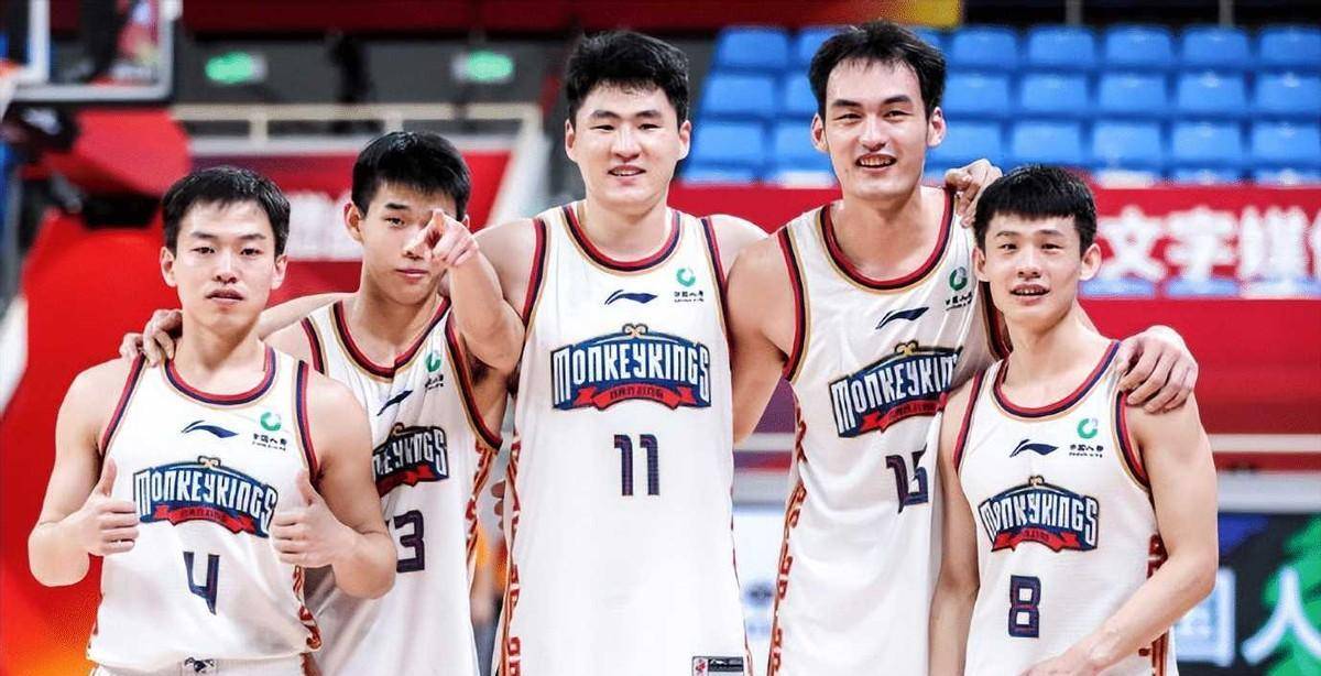 德信app下载-汉堡队员团结一心，取得胜利