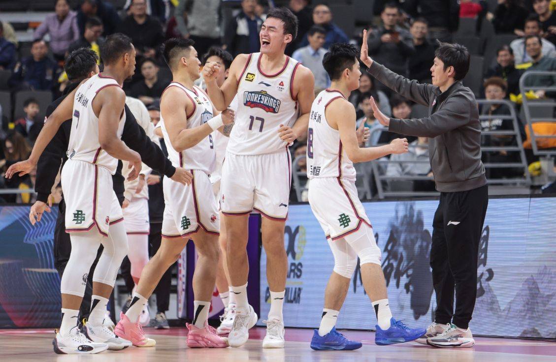 上海男篮客场挑战天津队,期待实现逆袭获胜 上海男篮客场挑战天津队,期待实现逆袭获胜