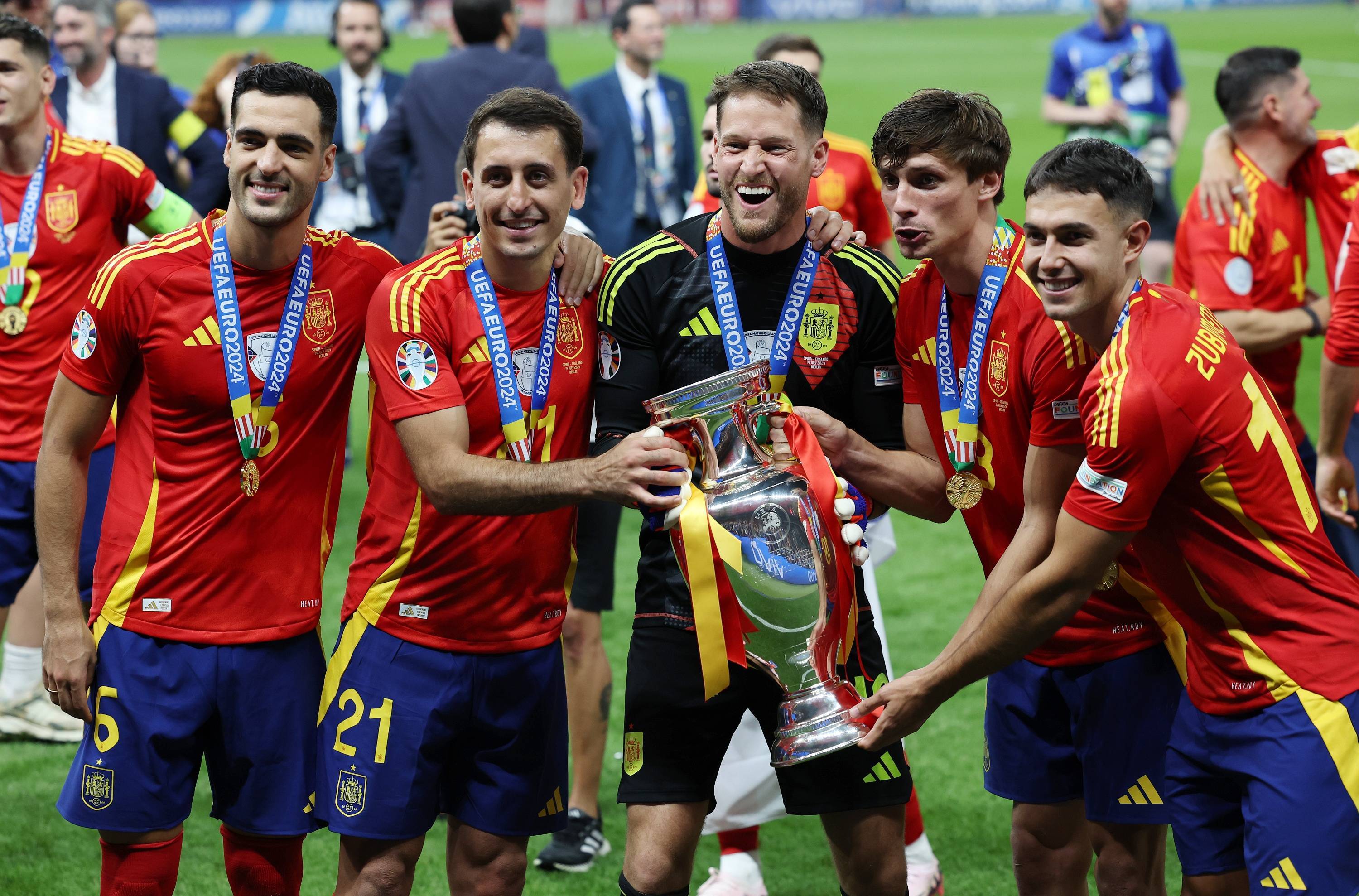 葡萄牙俱乐部队伍在国外比赛中捧杯 葡萄牙俱乐部队伍在国外比赛中捧杯