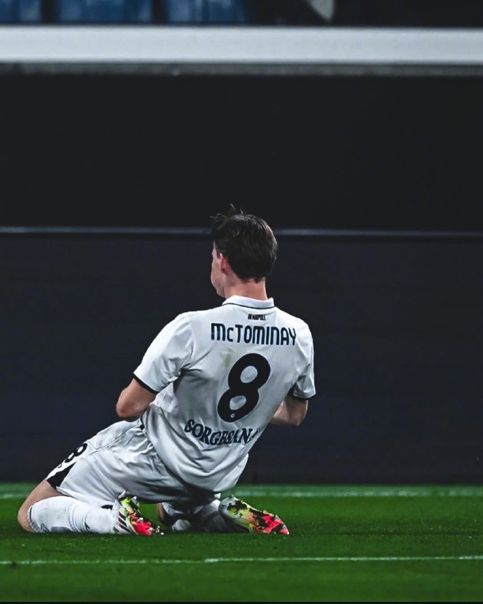 德信app-那不勒斯前场大将倒钩破门，锁定胜局