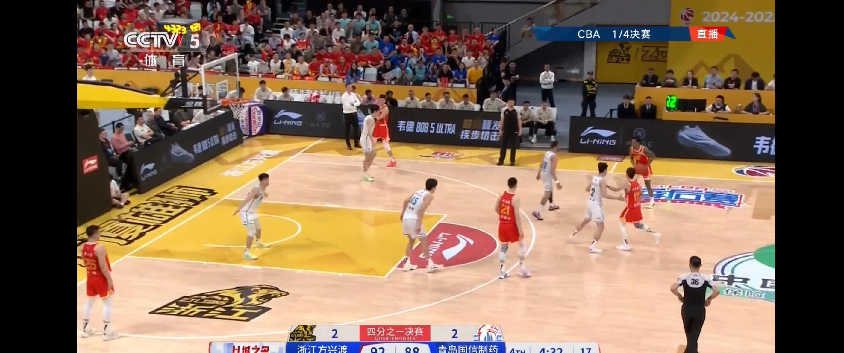 顶级篮球赛事决出胜负,球员们战斗至最后一刻 顶级篮球赛事决出胜负,球员们战斗至最后一刻