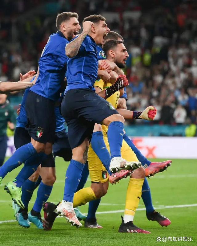 足球赛场上再现经典对决，胜负悬念至最后一刻