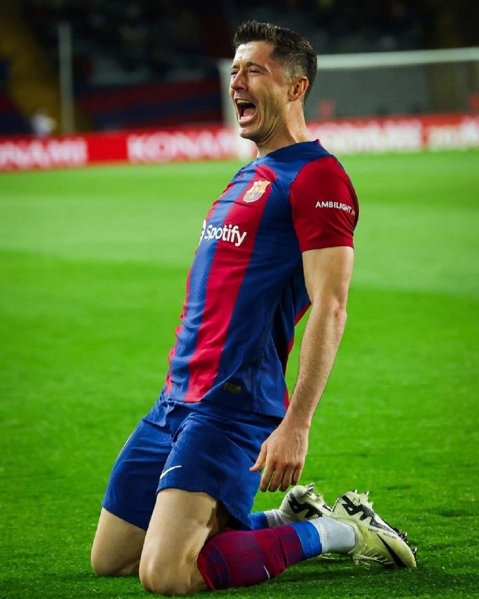 瓦伦西亚中锋完成帽子戏法，为球队赢得胜利