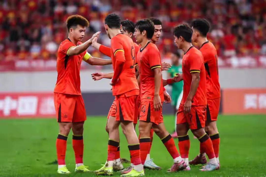 国内足球联赛持续火爆,球队实力较量如火如荼 国内足球联赛持续火爆,球队实力较量如火如荼