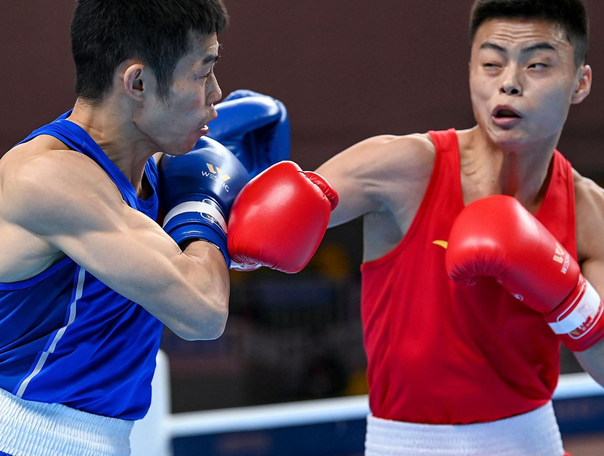 阿尔及利亚选手登上拳击男子75公斤级半决赛颁奖台 阿尔及利亚选手登上拳击男子75公斤级半决赛颁奖台